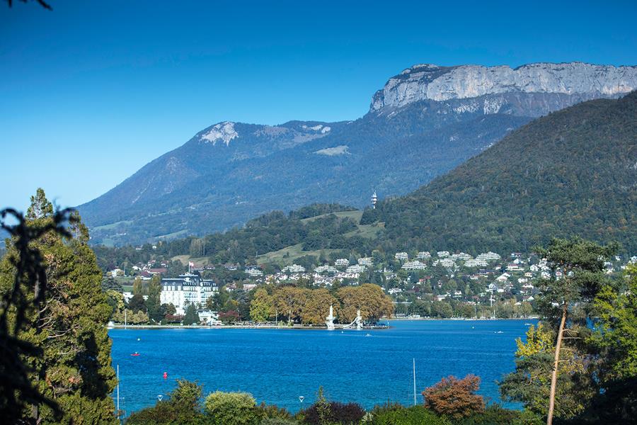 Vue panoramique sur le lac d'Annecy et les montagnes des Aravis
