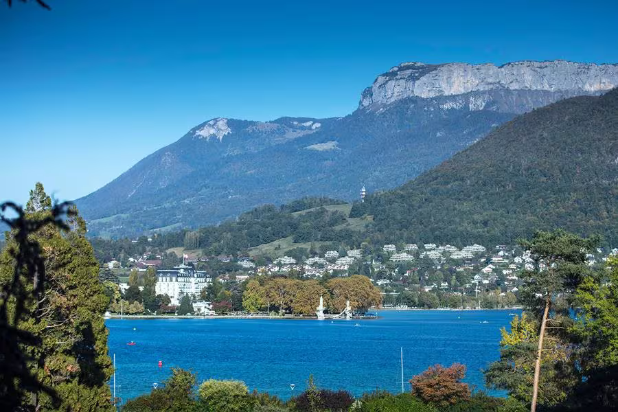 Vue panoramique sur le lac d'Annecy et les montagnes des Aravis
