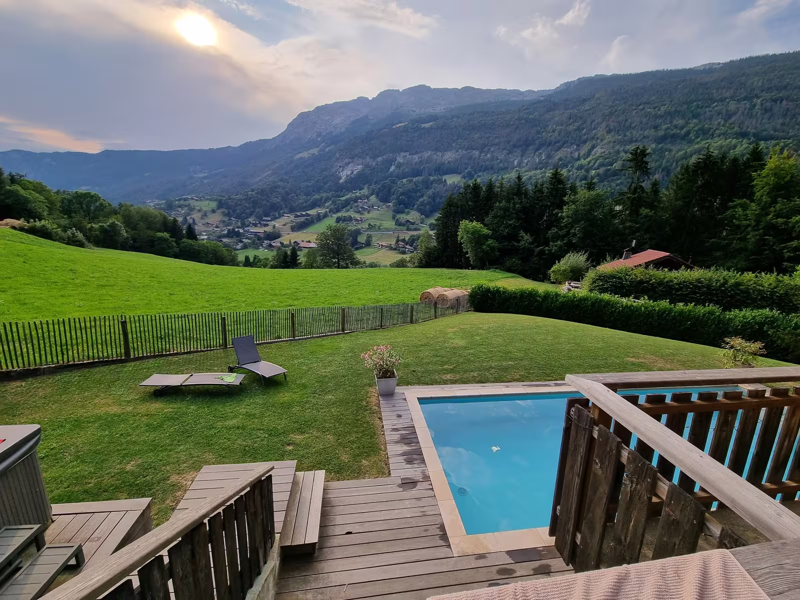 Vue panoramique des Aravis depuis un chalet avec piscine